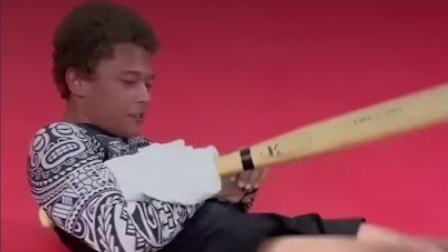 atleta de jiu-jitsu treinando finalização mostrando o momento certo de bater no tatame